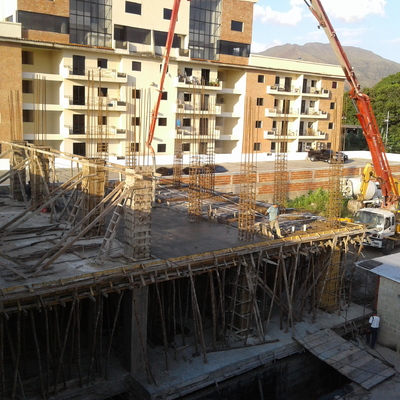 colocacion de encofrado de madera y refuerzo metálico