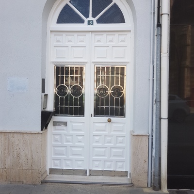 Decapado y esmaltado de puerta.