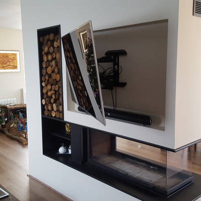 Colocación de chimenea central con televisión empotrada