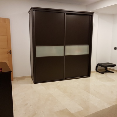Dormitorio completo con armario a medida en Tenerife 2