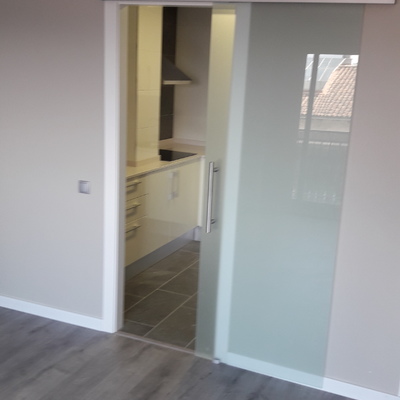 Cocina con acceso directo a comedor