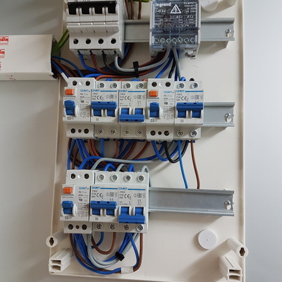 Interior Cuado electrico en Bar