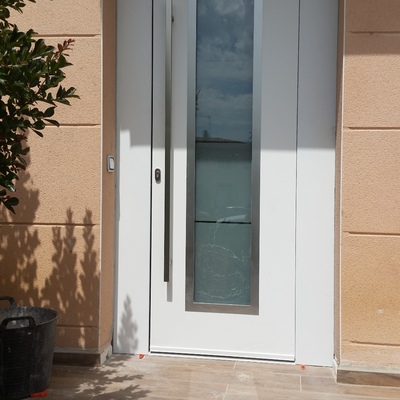 Puerta de Aluminio  Hoja Oculta