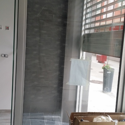 Entrada bajo comercial