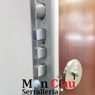 Puerta blindada y cerradura ARCU