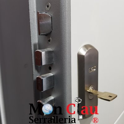 Puerta blindada con un extra de seguridad con nuestras cerradura ARCU