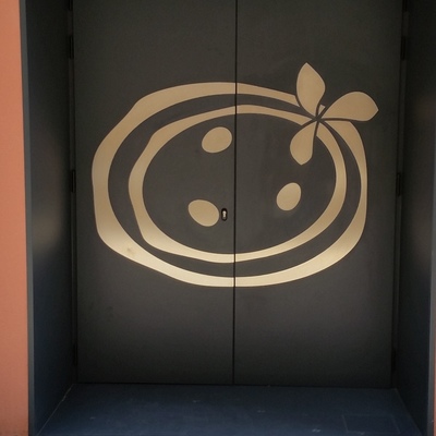 Puerta de Aluminio Hoja Oculta