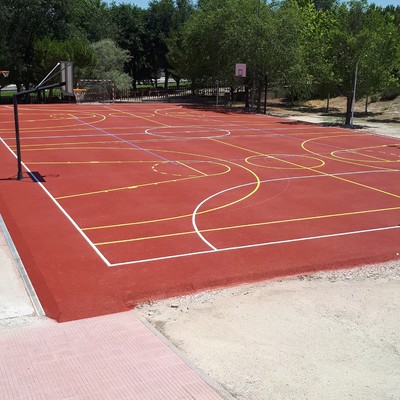 Pista polideportiva acabada en pavimento poroso