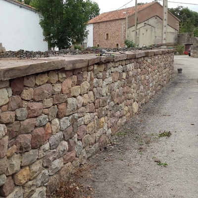 MURO DE MAMPOSTERÍA CON ALBARDILLA