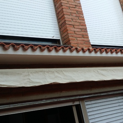 contrucción de cornisa con tejas