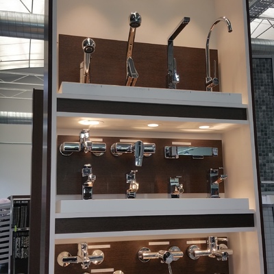 Iluminacion expositor de griferia