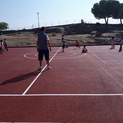 Pista acabada en pavimento poroso