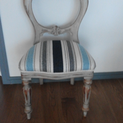 Silla pintada estilo decapé