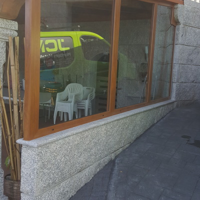 Fijo con quiebro y en caída.  Pvc folio madera.