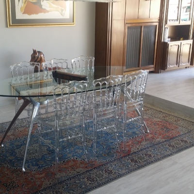 Colocación de parquet laminado en 2 niveles diferentes, con pieza especial en el peldaño, fabricada con el mismo material .