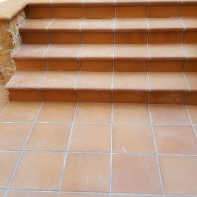 Dos niveles: Terraza y zona ajardinada