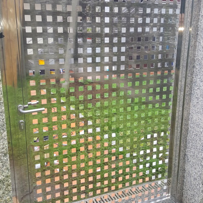 Portal inox. Chapa troquelada