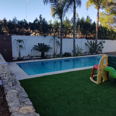 Piscina y jardin