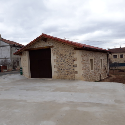 GARAJE con tejado de madera