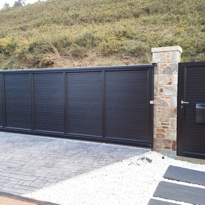 PORTAL PVC CON MOTOR, PUERTA Y CIERRES.