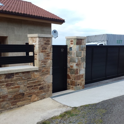 PORTAL PVC CON MOTOR, PUERTA Y CIERRES.