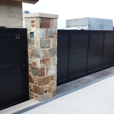 PORTAL PVC CON MOTOR, PUERTA Y CIERRES.