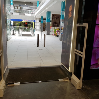 Sistema antihurto 2 antenas para tienda ubicada en centro comercial