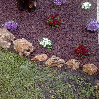 Construccion jardin con tela anti hyerbas plantar y grava vulcanica + rocas