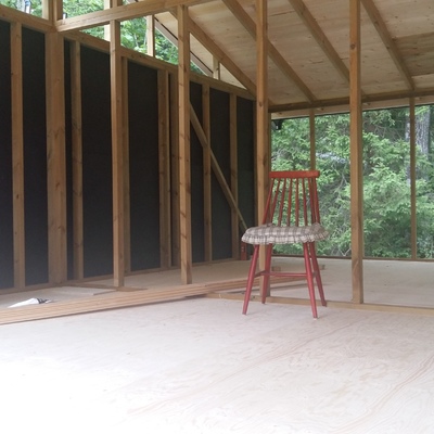 Estructura de casa de madera y  colocación de suelo