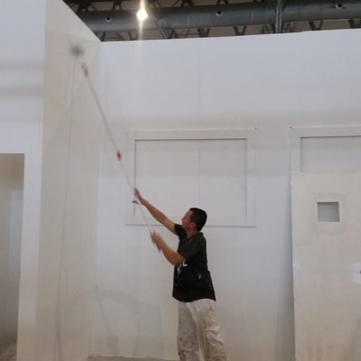 Pintando stand en la fira de barcelona