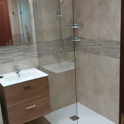 Reforma de baño, alicatado y colocacion de plato de ducha y mampara.