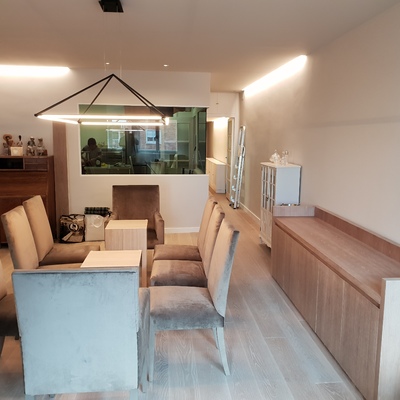 comedor amplio y liminoso, lineas de luz empotradas