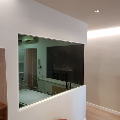 separacion de cristal entre la cocina y el salon