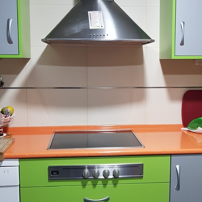 Parte de cocina en verde,naranja y gris