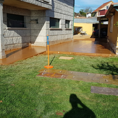 Capa superior con color lista para aplicar desmoldeante e iniciar marcado en el Hormigon con moldes