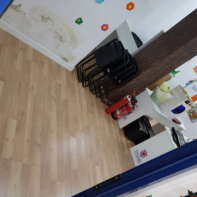 colocación suelo laminado en academia de inglés