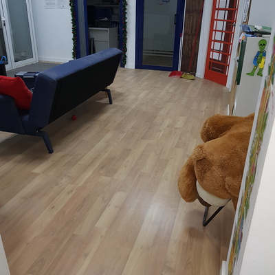 colocación suelo laminado en academia de inglés