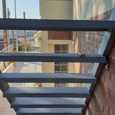 escalera para subir al ático