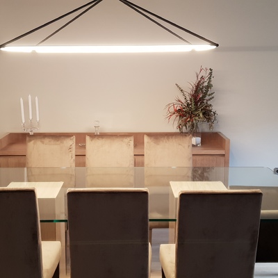 amplia mesa decristal a medida con butacas de terciopelo