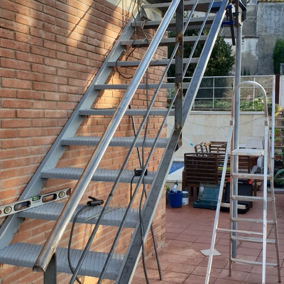 escalera para subir al ático