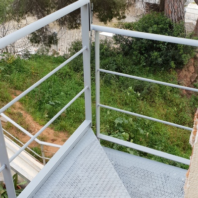 escalera para subir al ático