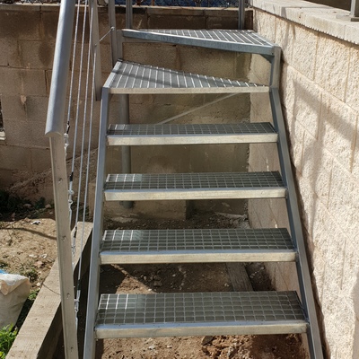 Estructura de tubo rectangular, tramex para mayor adherencia y abrandas en modelo cable de acero con tensores