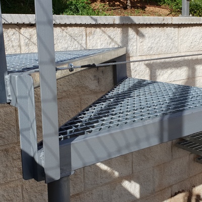 Estructura de tubo rectangular, tramex para mayor adherencia y abrandas en modelo cable de acero con tensores