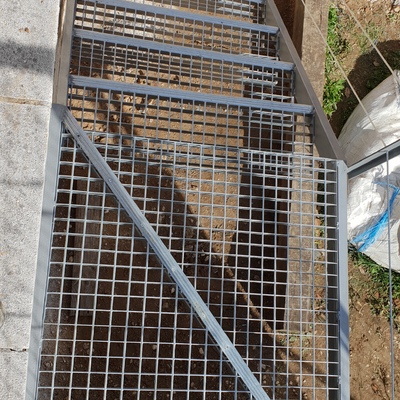 Estructura de tubo rectangular, tramex para mayor adherencia y abrandas en modelo cable de acero con tensores