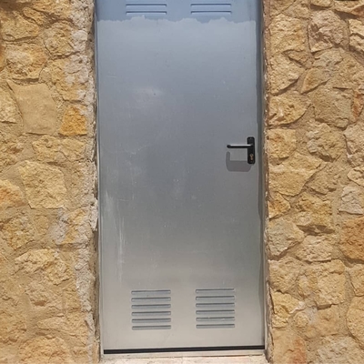 Puerta contadores instalada