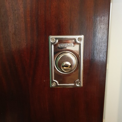 Colocación cerrojo seguridad