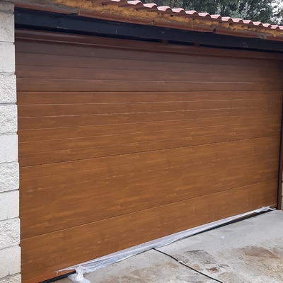 PUERTA SECCIONAL EN COLOR MADERA.