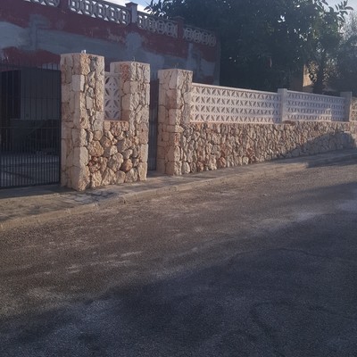 Pared de piedra cerramiento de entrada