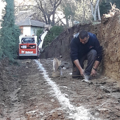 Marcado y apertura de cimentación para muro de contención