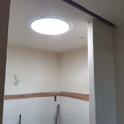 Tubo solar en cuarto de baño